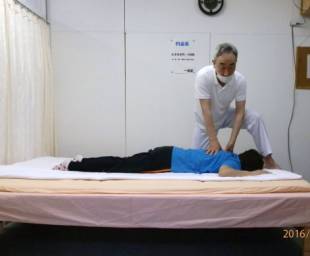 肩甲骨間部の指圧