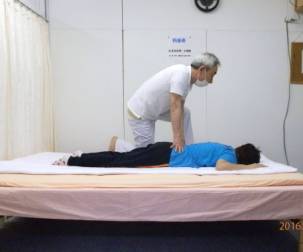 腰部下部の指圧